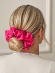 Duża satynowa gumka do włosów FUCHSIA